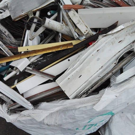 Velika vreća puna aluminijskih prozorskih profila u boji