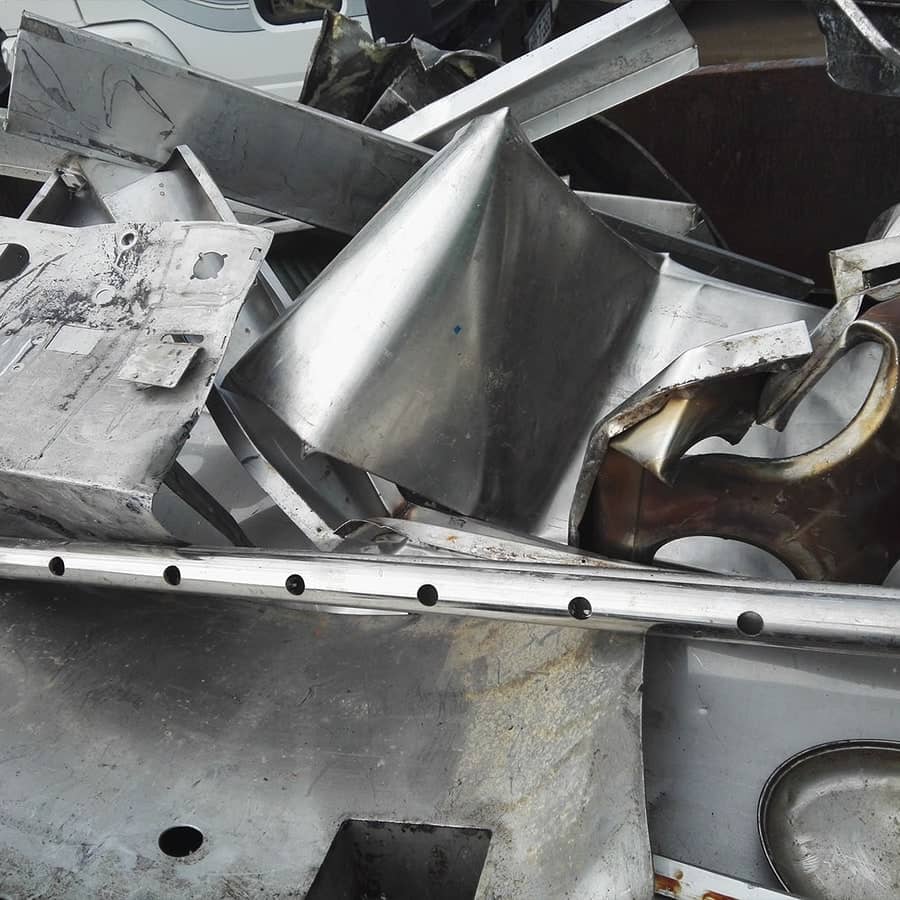 Hrpa inox otpada — savijeni limovi, perforirana šipka i dijelovi ugostiteljske opreme