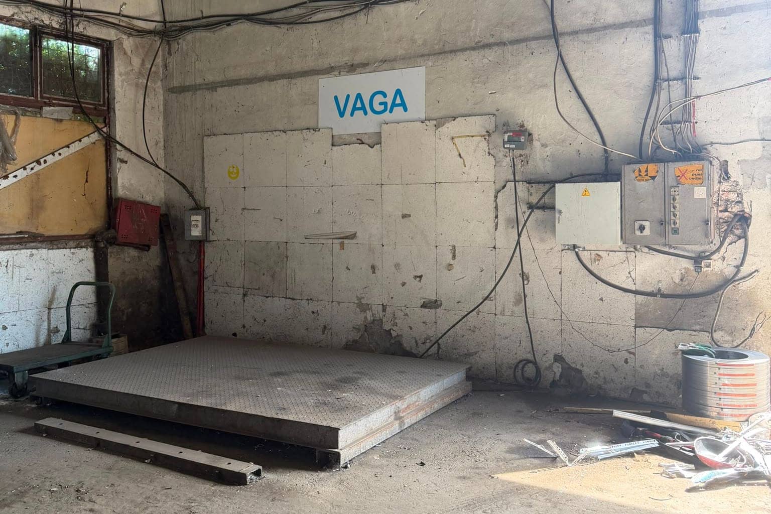 A floor scale in the hall, with a VAGA sign and a digital indicator on the wall above it